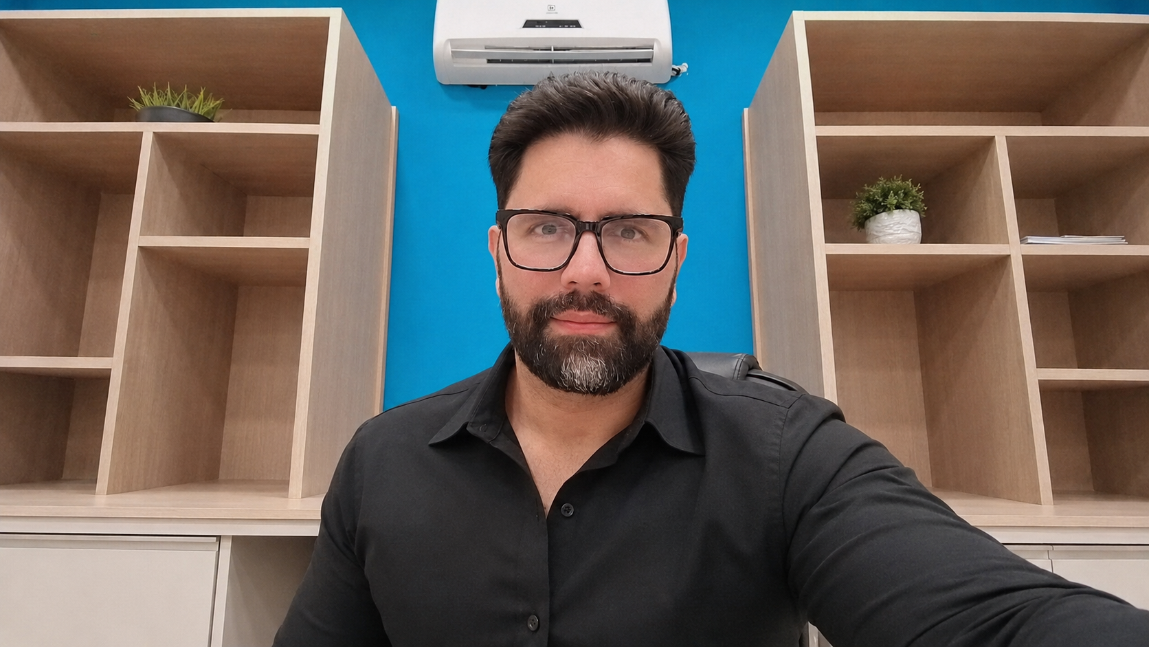 Roberto Leandro, fundador da RLNI, em visita técnica a área industrial